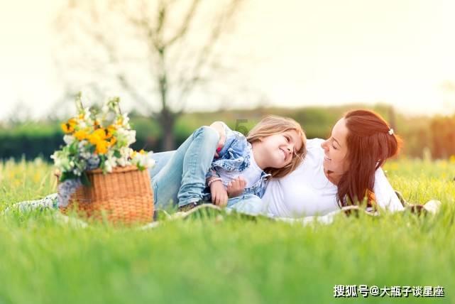 逃出轿车的女孩